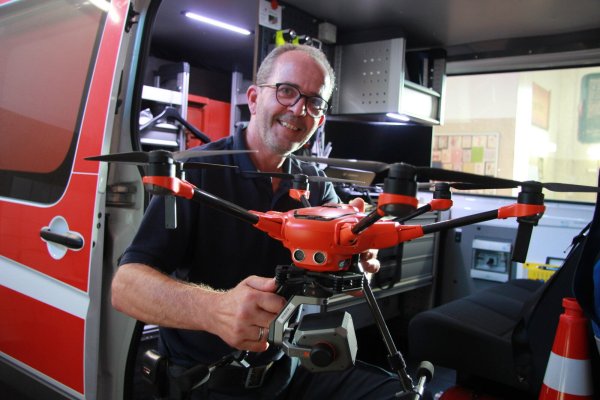 Dag Plöger, Leiter der Drohneneinheit bei der Feuerwehr Lemgo, mit dem orangen Star der Lüfte: der Yuneec H 500 E. Mit dem nötigen Equipment wurde ein Einsatzbus ausgestattet. - © Katrin Kantelberg(LZ)