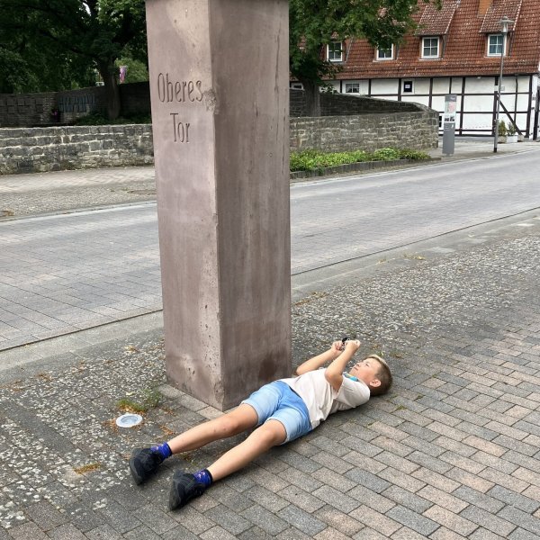 Noah entdeckt beim Fotografieren außergewöhnliche Perspektiven. - © SOS-Kinderdorf