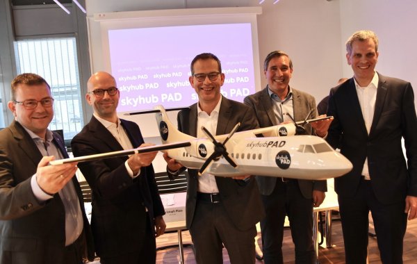 Unter der Führung von Christoph Plass (Unity AG, M.), beteiligen sich (v. l.) Joachim Krüger (Luxaviation), Maurice Eschweiler (DMG Mori), Andreas Schmidt (Sambase) und Thilo Pahl voller Überzeugung am Luftfahrtprojekt. - © Jens Reddeker