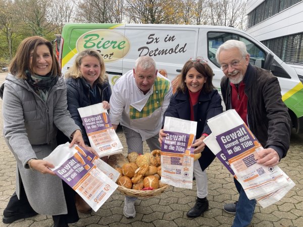 130.000 Brötchentüten verteilen 33 lippische Bäcker im November an ihre Kunden in Lippe. Die Aktion der beiden lipischen Soroptimist Clubs soll auf das Thema Gewalt gegen Mädchen und Frauen aufmerksam machen. Im Bild (von links) Andrea Blüggel (SI Detmold-Lippische Rose) Kreis-Gleichstellungsbeauftragte Nicole Krüger, Bäcker Mickel Biere, Stefani Quentell (SI Detmold) und Günter Kuhlemann (Dr.-Ritter-Stiftung). - © Silke Buhrmester