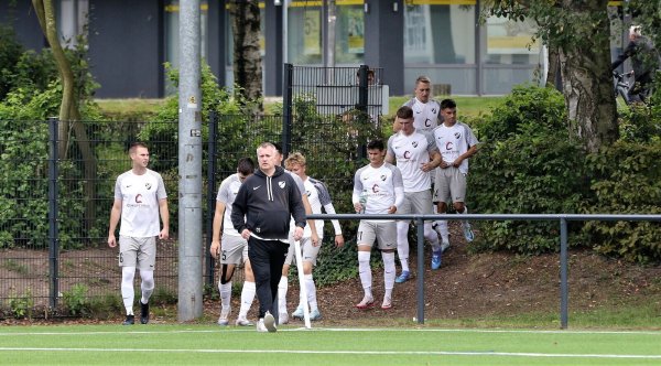 Nach vier Niederlagen in Folge auf einem schwierigen Weg: Trainer Carsten Skarupke (vorne) und der Bezirksligist TuS Asemissen. - © Oliver König