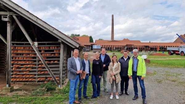 FDP-Politiker im Ziegeleimuseum (von links): Arne Hermann Stopsack, Alexander Arens,
Marion Lendermann, Kai Abruszat, stellvertretende Museumsleiterin Lisa Egeri, Urs Frigger und Eckhard Gläsker. - © FDP