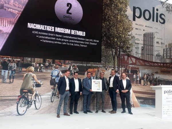 Die Projektbeteiligten (von links) Simon Waigand (ACMS), Dr. Urs Frigger (LWL-Dezernent), Matthias Gundler (LWL-BLB), Prof. Christian Schlüter (ACMS), Olaf Scheinpflug (ACMS), Matthias Sommer (Laudator, ENGIE Deutschland) - © ACMS Architekten GmbH