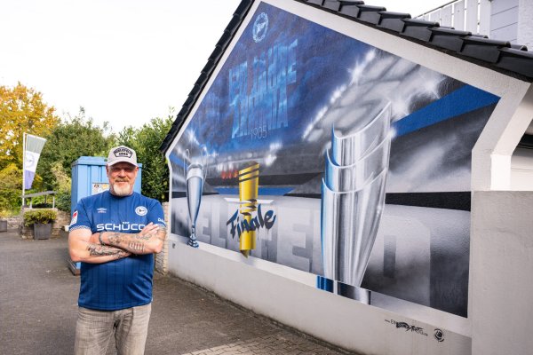 Dirk Westerwinter hat sich die legendäre Saison 2024/25 auf seiner Garagenwand verewigen lassen. - © Teresa Kroeger