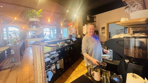 Noch bis Ende Januar steht Christiane Amerkamp hinter der Theke ihres Cafés im Herzen Schwalenbergs. - © Silke Buhrmester