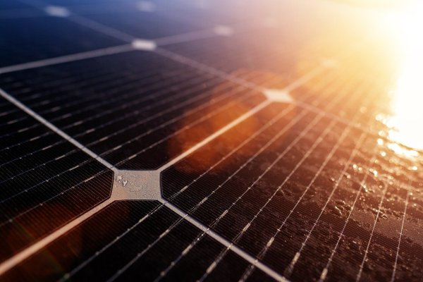 Weitere Dächer städtischer Gebäude sollen mit Photovoltaik-Anlagen ausgestattet werden. - © Symbolbild: Pixabay