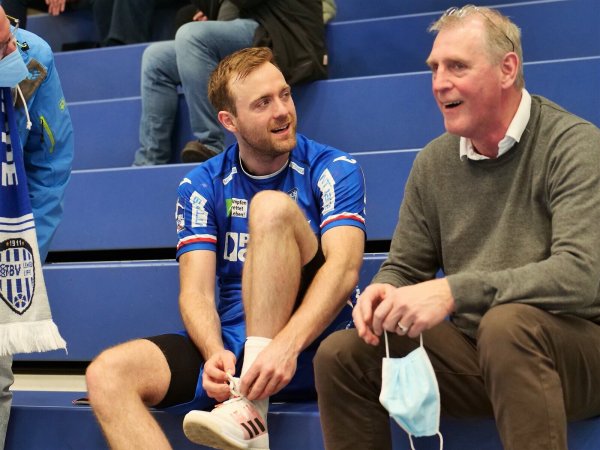 Vater und Sohn: Bobby Schagen und sein Vater Bob Schagen, der seinen vielbeschäftigten Sohn häufig in der Phoenix-Contact-Arena besucht. Foto: Jörg Hagemann - © Jörg Hagemann