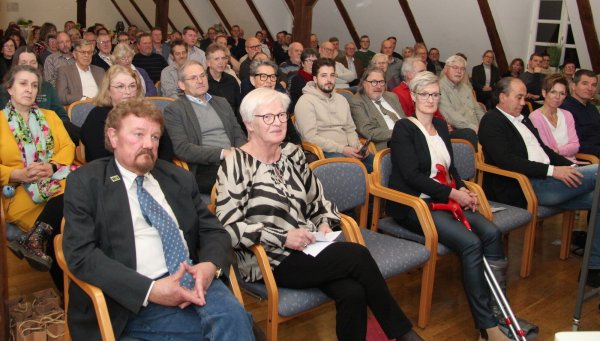 Der Einladung der Wirtschaftsinitiative Schieder-Schwalenberg in den Bürgersaal folgten zahlreiche Menschen aus dem gesamten Stadtgebiet. - © Marianne Schwarzer