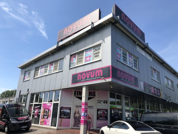 Vor gut zehn Monaten hat der Novum-Erotikmarkt seine Sachen an der Hoffmannstraße zusammengepackt. Zuvor hatte man sich über Ausbaupläne nicht mit der Stadt einigen können. Nun gibt es Verhandlungen über ein neues Grundstück und einen neuen Start. - © Sven Kienscherf