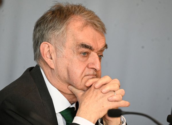 In einem Schreiben äußert der Hauptpersonalrat im NRW-Innenministerium um Minister Herbert Reul (CDU) Kritik an geplanten Stellenstreichungen. - © Roberto Pfeil/dpa