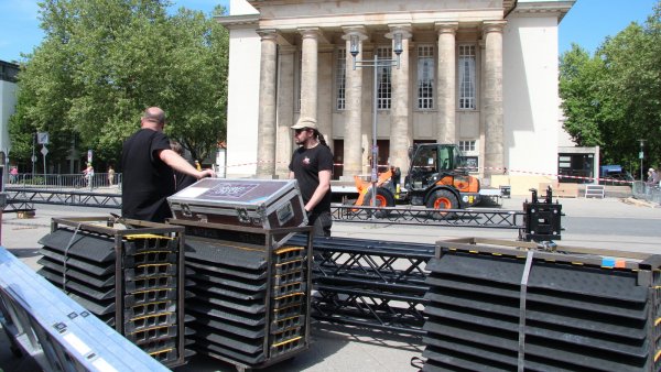 Auf dem Theatervorplatz sind Mitarbeiter des Kultur-Teams dabei, eine große Bühne aufzubauen. Sie soll am Ende bis ins Theater hinein reichen. - © Jana Beckmann