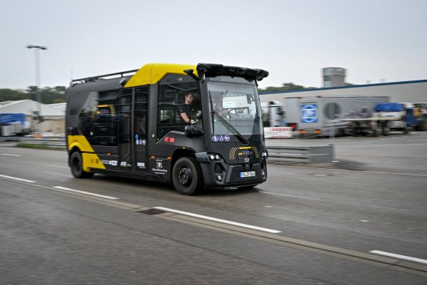 Autonome Busse wie diese sollen schon bald in Herford ihren Dienst aufnehmen. - © dpa