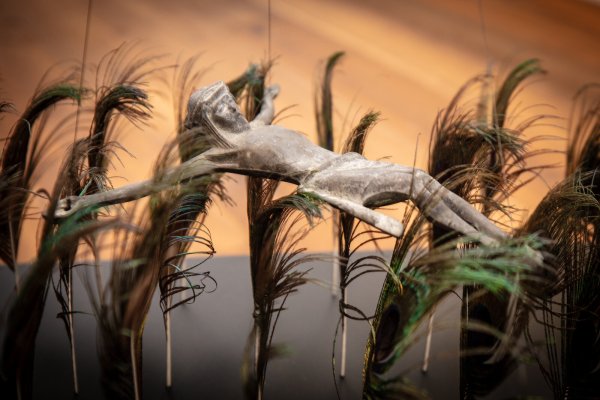 Doppelte Tortur: Joachim Stäblers „Pfauen Jesus“, der gekreuzigt durch die Pfauenfedern schwingt. - © Mike-Dennis Müller / www.mdm.photo