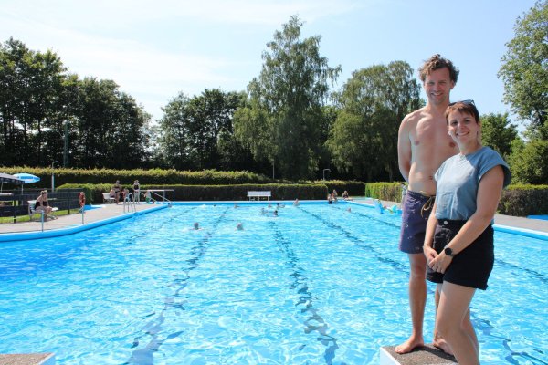 Sportwart Till Schalofsky und die zweite Vorsitzende des Freibadvereins, Tamara Rose, informieren über das Freibad und warum sie es 2017 übernommen haben. - © Chiara Wibbeke