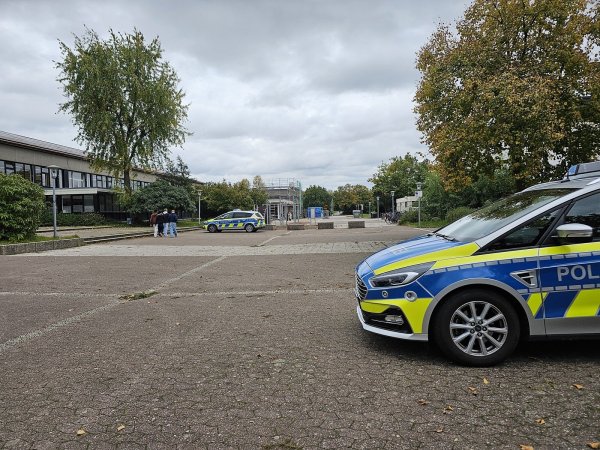 Am Schulzentrum Werreanger sah es auf dem Schulhof am Dienstag so aus: Die Polizei sicherte das Gelände un die Schulen ab, es hatte eine Amokandrohung gegeben. - © Astrid Sewing