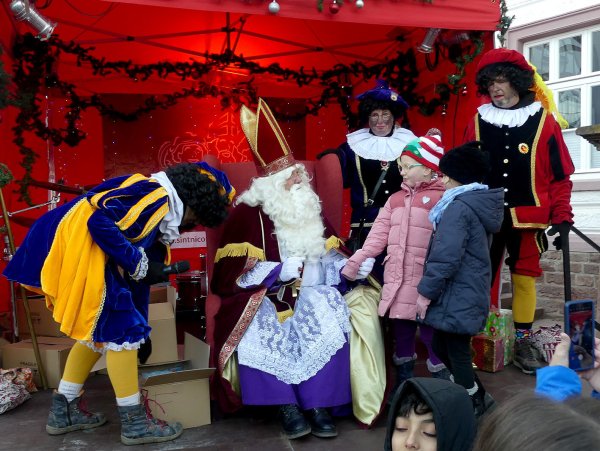 Hier trauten sich zwei, dem Sint Nicolaas ein Liedchen zu singen, die zwarten Pieten sorgen für die Geschenke - © Rudi Rudolph