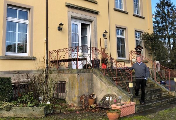 Michael Hinke steht vor dem denkmalgeschützten Gutshaus an der Mittelstraße in Ehrsen. Das Mauerwerk besteht aus Bruchstein, in den 1950er Jahren sind die Außenwände allerdings verputzt und anschließend gelb gestrichen worden. - © Thomas Reineke