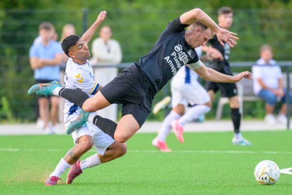 Christian Gabriel Lopez Otalvaro (weiß) vom TSV Horn im Duell mit seinem Anreppener Kontrahenten Janosch Kersting. - © Egon Penner