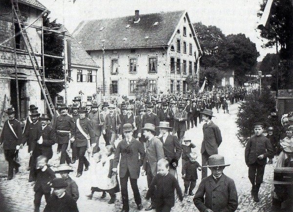 Die Dorfschaft Oerlinghausen vor etwa einem Jahrhundert. Der Marsch der Schützen führte an der Apotheke (r.) vorbei auf die Hauptstraße. Ab 1926 zogen sie durch die Stadt Oerlinghausen. Repro: Horst Biere/Quelle: Stadtarchiv - © Repro: Horst Biere/Quelle: Stadtarchiv