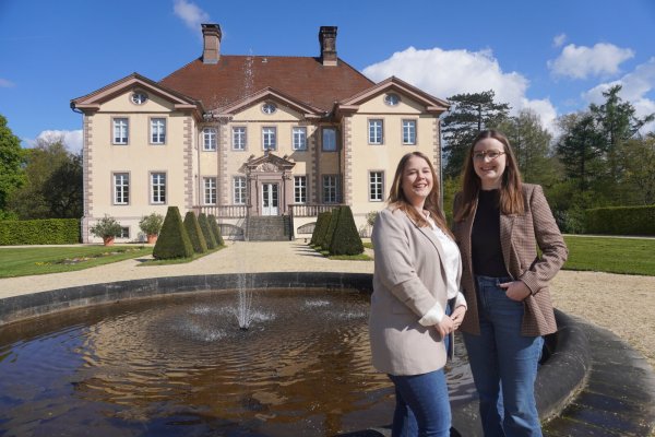 Die Leader-Regionalmanagerinnen für den lippischen Südosten, Saskia Jäger (links) und Benita Henning, haben ihr Büro Anfang April im Schloss Schieder bezogen. Sie werden Projektideen über den gesamten Prozess bis zur Umsetzung beraten. - © Michaela Weiße