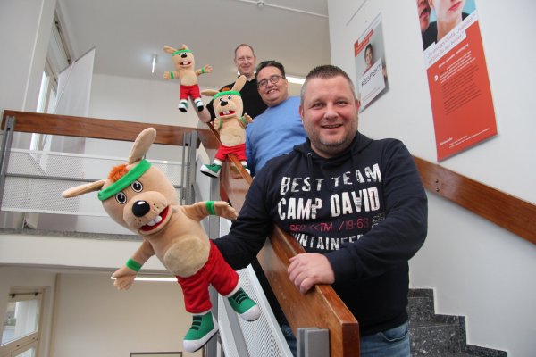 Christian Plesser, Carsten Lemm und Ulrich Dubbert (von unten) mit Hase Hermi, dem Maskottchen von "Sports4Kids". - © Jana Beckmann