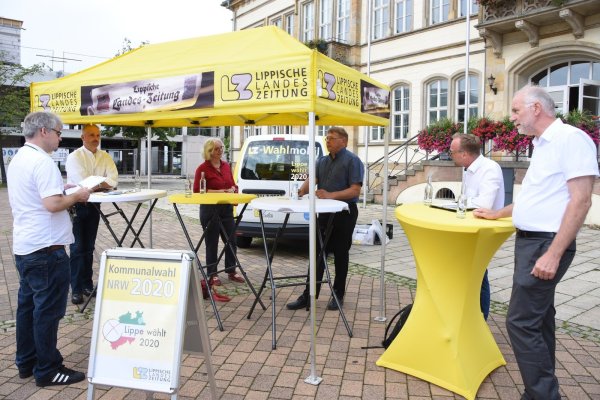 LZ-Redakteur Jost Wolf (von links) im Gespräch mit den Bürgermeisterkandidaten Heinz-Dieter Krüger (SPD), Diana Ammer (Die Linke), Frank Kuhlmann (Bürgerbündnis HBM), Heinz Blome (parteilos) und Rüdiger Krentz (parteilos). - © Raphael Bartling