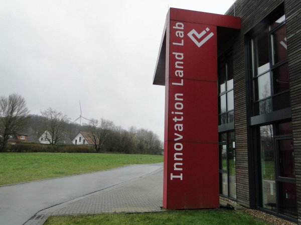 Hinter'm Innovationszentrum Dörentrup ist noch viel Platz: Dort soll bald eine neue kleine Siedlung entstehen, die der Philosophie des "Energiedorfes Wendlinghausen" gerecht wird. - © Hajo Gärtner