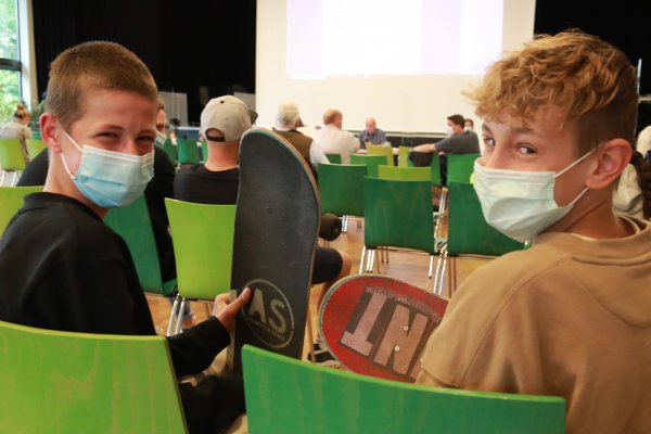 Als Zuschauer verfolgen Nico (links) und Leon Klippenstein die Diskussion im Ausschuss. Am liebsten würden sie schon die geplante Skateranlage nutzen. - © Knut Dinter