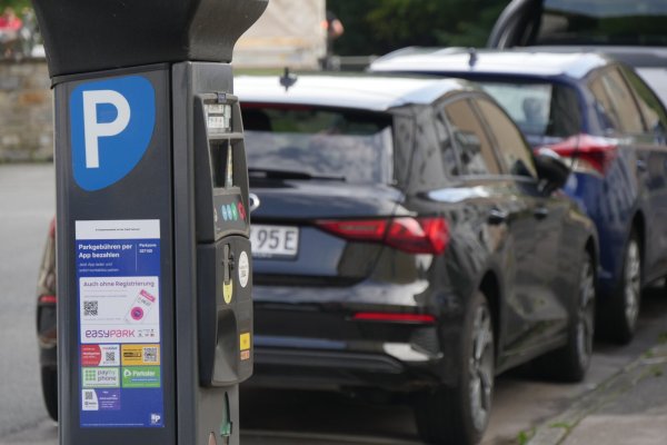 Angesichts der angespannten Haushaltslage erhöht die Stadt an vielen Stellen die Gebühren. Unter anderem wird das Parken für E-Autofahrer demnächst kostenpflichtig. - © Jost Wolf