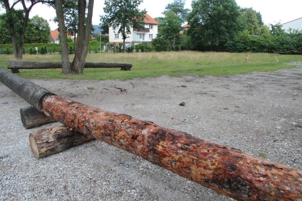 Der unbefestigte Parkplatz zwischen Freibad und Realschule ist provisorisch mit Baumstämmen und Pollern gegen Benutzung gesichert. Bauzäune versperren den Zugang zum Realschulhof. Das soll ungebetene Gäste fern halten und den Anwohnern mehr Ruhe verschaffen. - © Dieter Asbrock
