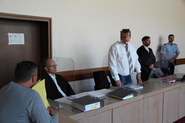 Der 53-jährige Blomberger (mit weißem Hemd) muss für viereinhalb Jahre in Haft, rechts von ihm sein Anwalt Dr. André Pott. Seinen Lebensgefährten (vorne) sprach das Gericht frei, neben ihm sitzt Anwalt Werner Hölting. - © Silke Buhrmester