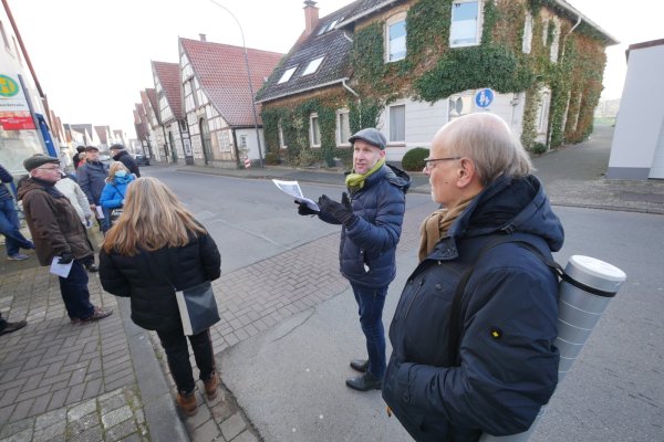 Stadtplaner Carsten Lottner (zweiter von rechts) und Hartmut Lüdeling (ganz rechts) erläutern, mit welchen Veränderungen man den Verkehr in der Nordstraße bremsen könnte. Das werde den Anwohnern mehr Lebensqualität bringen. - © Jost Wolf