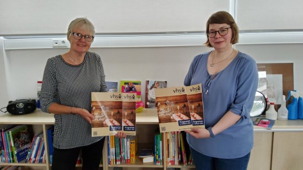 Andrea Lemm, VHS-Leiterin (links), und Nicole Grützmacher, VHS Fachbereichsleiterin Sprachen - Berufliche Bildung, präsentieren das neue Programm - © VHS Lippe-Ost