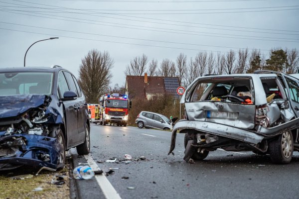 Ein größeres Trümmerfeld offenbarte sich den Rettungskräften am Mittwochnachmittag auf der Pivitsheider Straße. - © Freitag TV