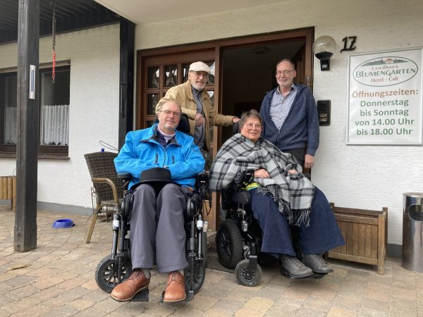 Michael Kloß, Günter Till, Marianne Sieweke und Ralf Mikus (von links) zeigen die Tür zum Landhaus Blumengarten, die nach innen aufgeht. - © Cordula Gröne