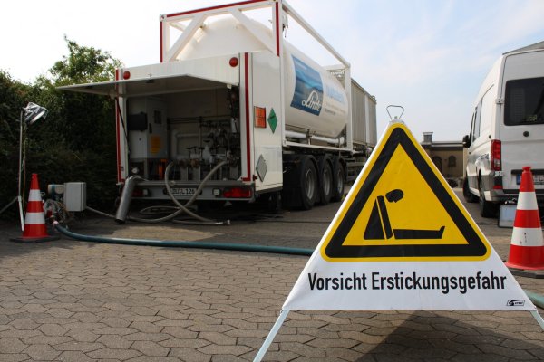 Mit Gas sollen die Glutnester im Bunker erstickt werden. - © Nico Duellmann