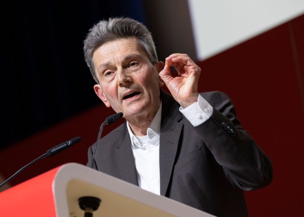 SPD-Fraktionschef Rolf Mützenich signalisiert Gesprächsbereitschaft beim umstrittenen Bürgergeld. - © Thomas Banneyer/dpa