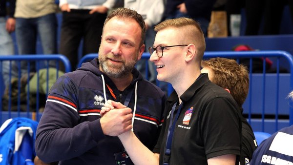 HSG-Geschäftsführer Jan-Henning Himborn (links) mit Johannes Hambrügge aus der Geschäftsstelle. - © Paul Cohen