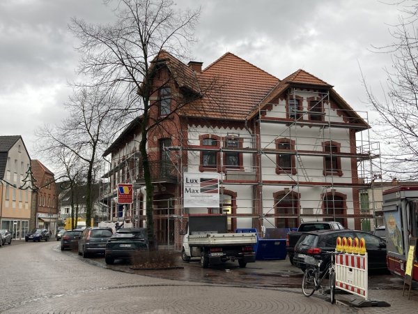 Der frühere Gasthof Sibille Ostmann hat neue Fenster bekommen. Drinnen sind die Renovierungsarbeiten in vollem Gang. - © Cordula Gröne