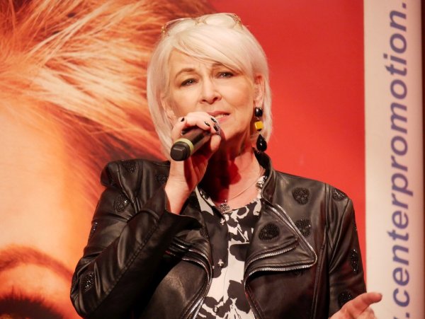 Kurzauftritt mit Autogrammstunde: Schlagersängerin Claudia Jung stellt zu ihrem 60. Geburtstag ihre neue CD "3fach Jung" im Kurtheater vor. - © Thomas Krügler
