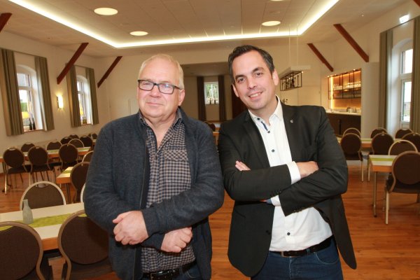 Ortsvorsteher Detlef Schake (links) und Bürgermeister Torben Blome im Saal des Mehrgenerationenhauses. - © Martin Hostert
