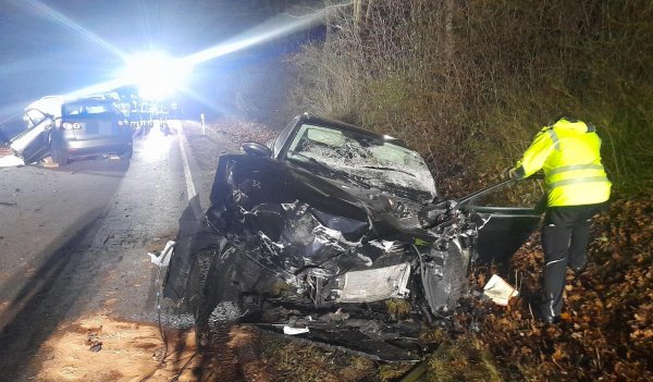 Die Fahrerin dieses VW Passat aus Borgentreich wurde bei der Frontalkollision auf der Bundesstraße 241 schwer verletzt. - © Simone Flörke