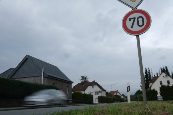Noch dürfen Fahrzeuge auf der Meiersfelder Straße 70 fahren, wenn es nach Remmighausen reingeht. - © Sven Koch(LZ)