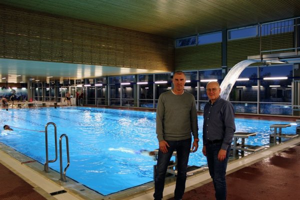 Badleiter Frank Niegsch (links) und Fachbereichsleiter Frank Rayczik zeigen, was sich in den vergangenen Jahrzehnten getan hat. Der Wasserfall am 3-Meter-Turm ist das Highlight im Bad. - © Lorraine Brinkmann
