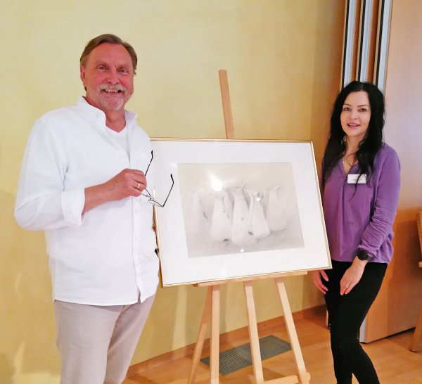 Vorstand Christina Dolls mit Künstler Ralf Kühn neben seinem Werk „Alte Kannen erzählen sich aus ihrem Leben“. - © Stift zu Wüsten