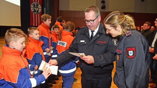 Lars-Uwe Brede (Leiter der Feuerwehr) vergibt die Sportabzeichen an die Mitglieder der Jugendfeuerwehr - © Nicole Ellerbrake