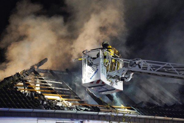 Zum Glück hielten sich keine Personen mehr in dem Haus auf. Die Feuerwehr löschte den Brand mit Hilfe der Drehleiter auch von oben. Der Bereich zwischen Pottenhauser Straße und Hasselstraße war stundenlang gesperrt. - © FreitagTV