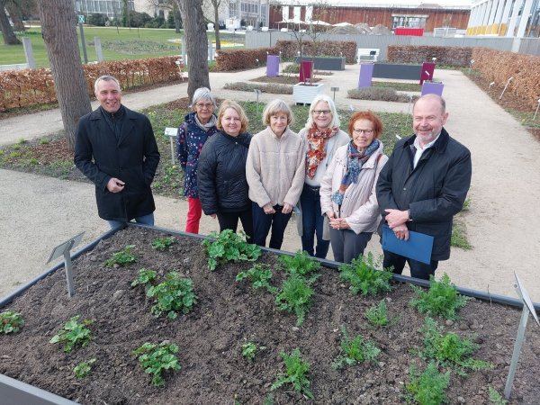Rund 2000 Heilpflanzen wachsen im „Kneipp-Kräutergarten“ im Kurpark von Bad Salzuflen: Einen Überblick über die vielfältige Biodiversität verschafften sich (von links) Bürgermeister Dirk Tolkemitt mit Monika Carstensen-Rosin, Jen-nifer Howard und Renate Böttger (alle Kneipp-Verein Bad Salzuflen) sowie Reinhild Dauwe (Sachgebietsleitung Grün, Stadt Bad Salzuflen), Waltraud Roland (Kneipp-Verein Bad Salzuflen) und der Technische Beigeordnete Bernd Zimmermann. - © Stadt Bad Salzuflen