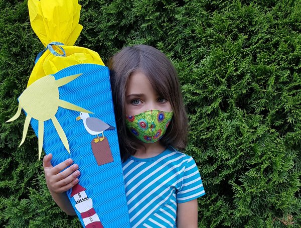 Schulstart mit Maske: So hat sich Hanna ihren ersten Tag an der Grundschule nicht vorgestellt. Ihre Schultüte hat sie selbst gebastelt. - © Marianne Schwarzer