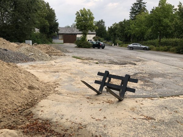 Einige Stellflächen am Friedhof in Bösingfeld sind durch Bauaushub blockiert. Noch dazu befinden sich auf dem Parkplatz zahlreiche Schlaglöcher. - © Chiara Wibbeke
